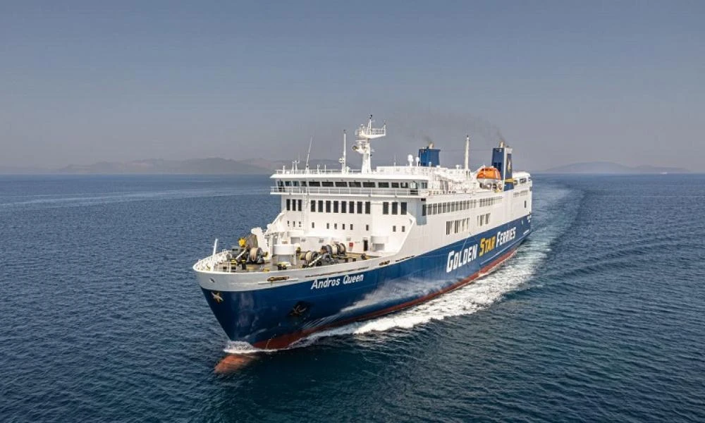 Πλοίο στην Τήνο δίνει «μάχη» με τα κύματα και τους ισχυρούς ανέμους
